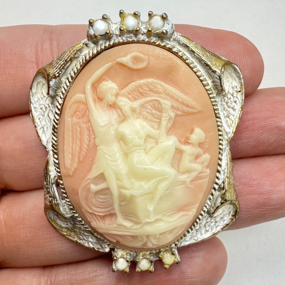 Cupid & Psyche Cameo Brooch Gold Tone Angel Cherub Figural Detailed Oval Pin
